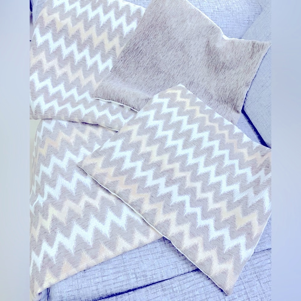 Set of 5 cushion covers in size 16x16 inch, beautiful zigzag design on 3 covers - Picture 3 of 3